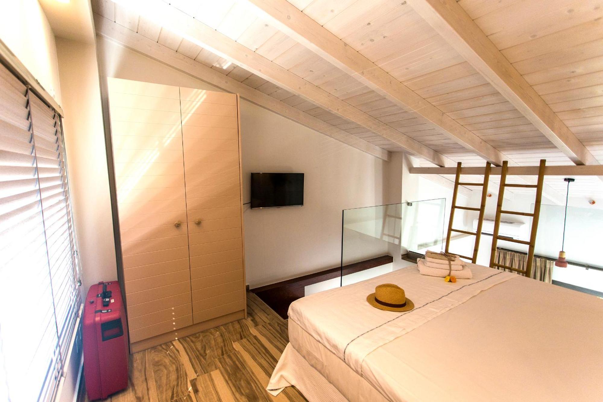 Golden Bay Suites&maisonettes *