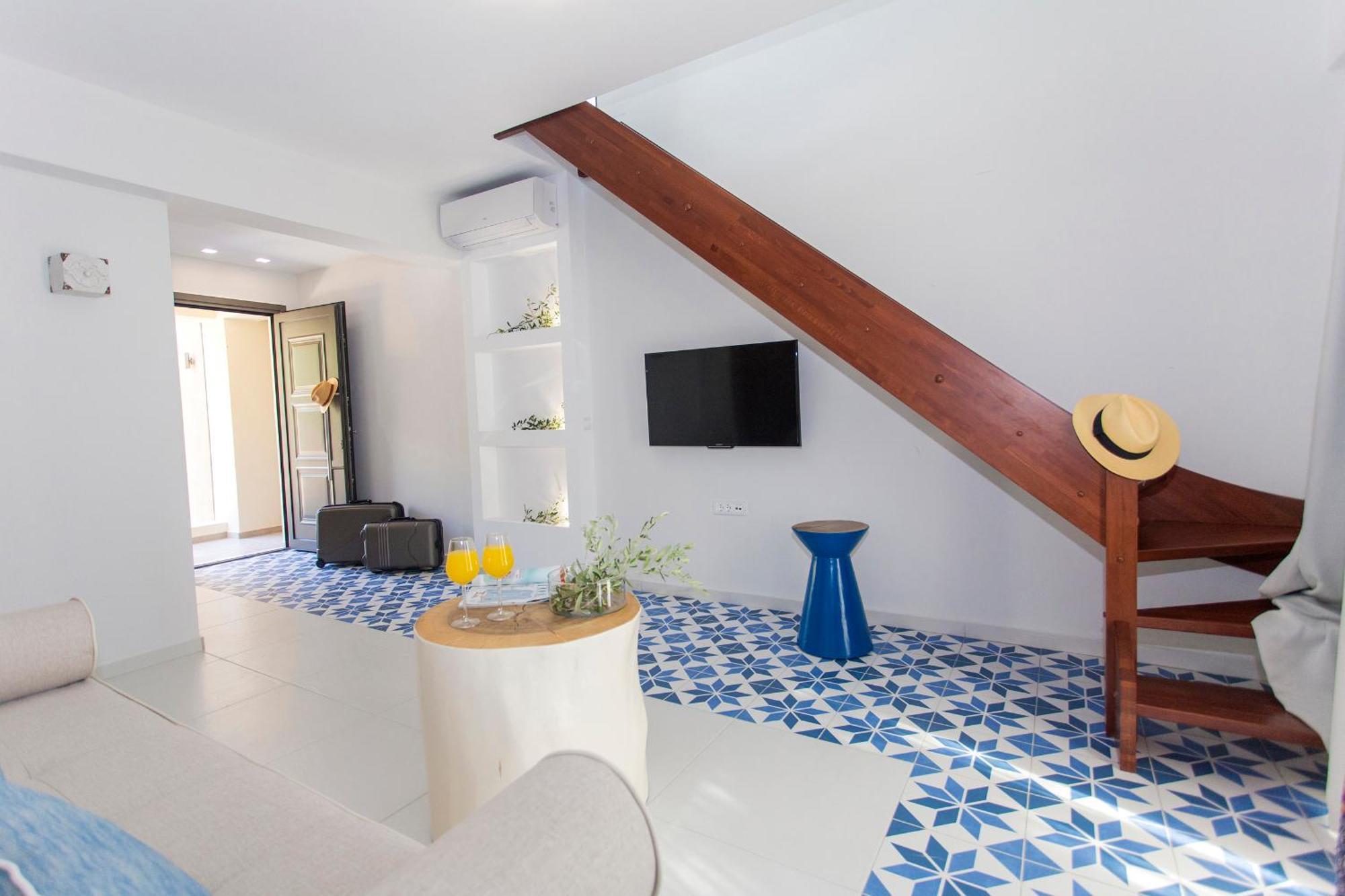 Golden Bay Suites&maisonettes *