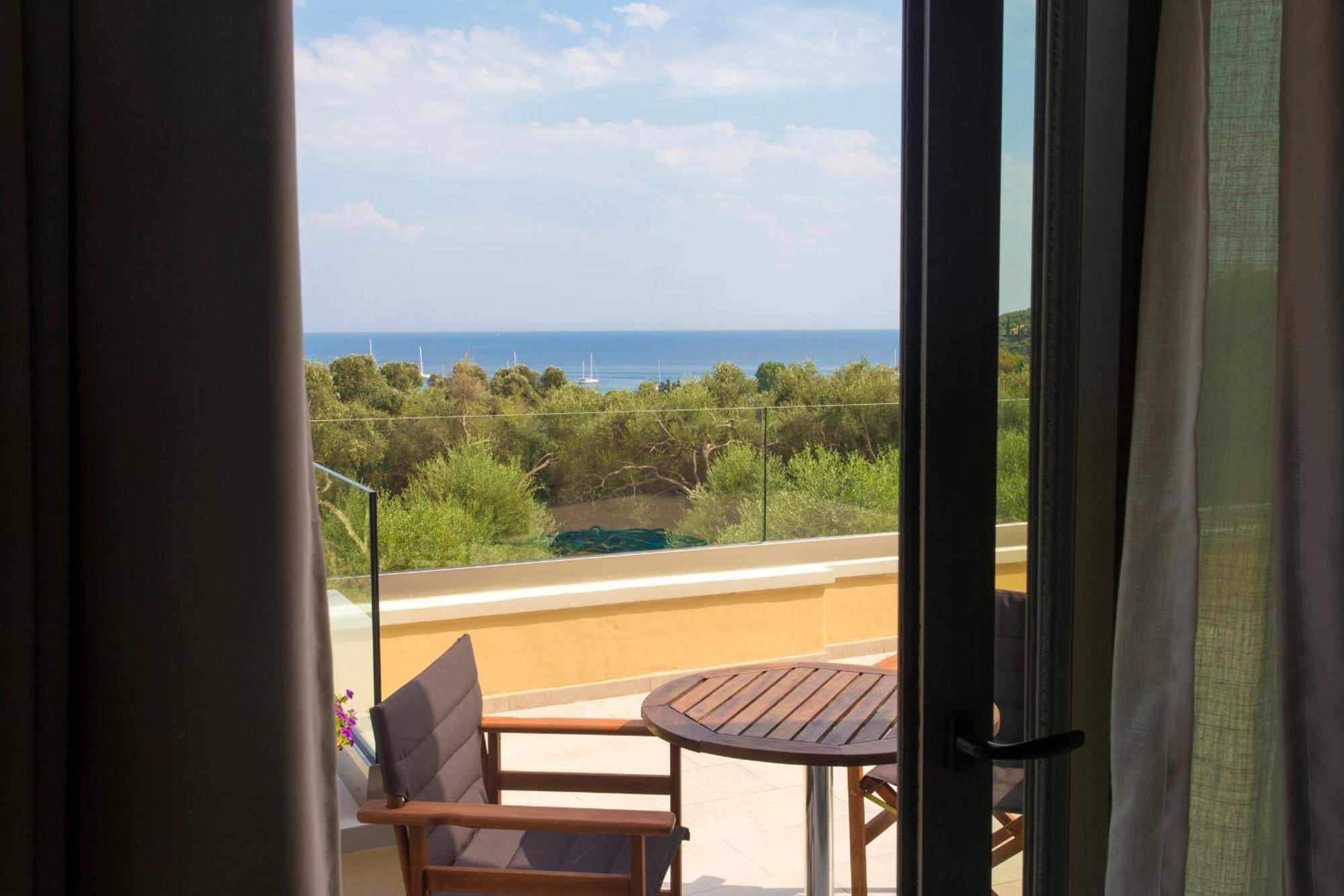 Golden Bay Suites&maisonettes