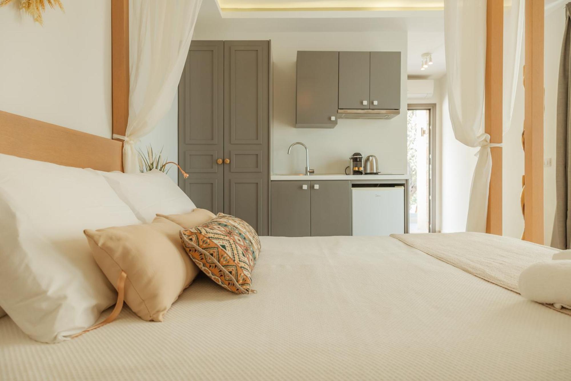 Golden Bay Suites&maisonettes *